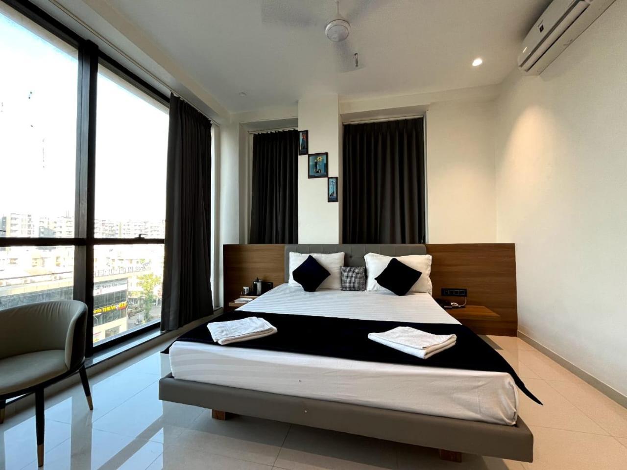 Hotel Gold Palace Inn Surat Exterior foto