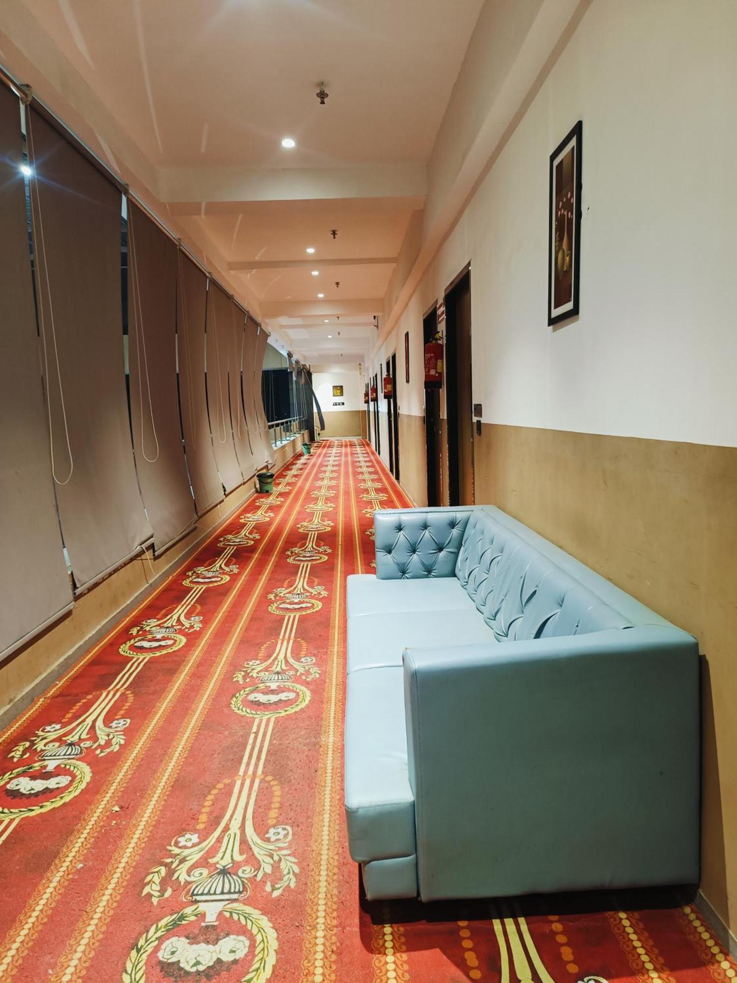 Hotel Gold Palace Inn Surat Exterior foto