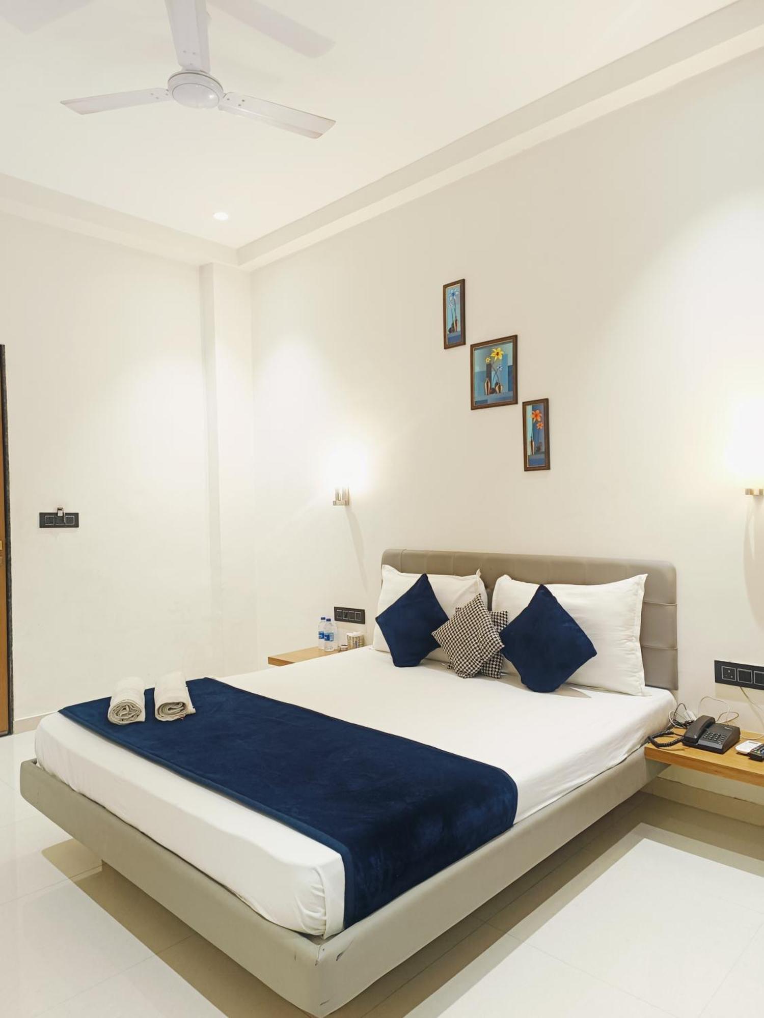 Hotel Gold Palace Inn Surat Exterior foto